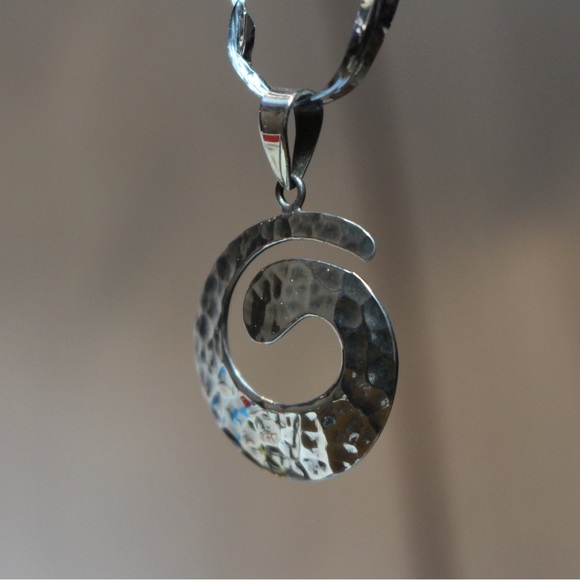 Silver round swirl pendant - Picture 1 of 8